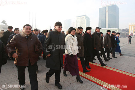 ФОТО: Эсэргүүцлийн лоозонтой АН-ын их хурал