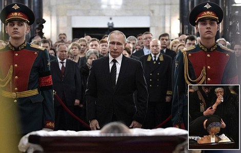 Андрей Карловыг сүүлчийн замд нь үдэв