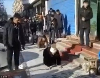 Ажилчдаа шийтгэж, мөлхүүлжээ