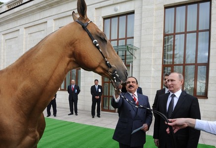 Путин сэлэм бэлгэнд авчээ