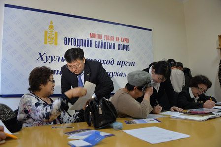 Ж.Батзандан гурван дүүргийн иргэдээс өргөдөл авчээ