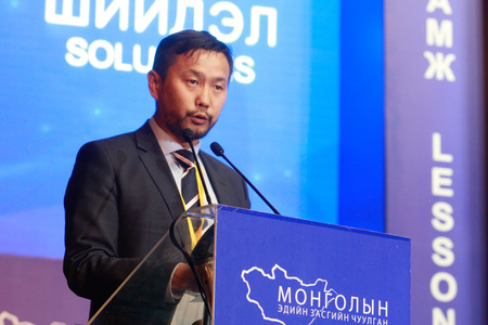 Мэс заслын ширээн дээр хэвтэж буй монгол орон