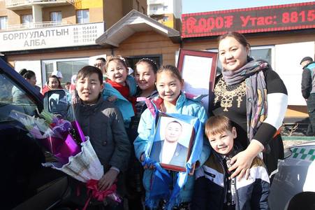 Т.Даваасүрэн агсны гэр бүлд байрны батламж гардууллаа