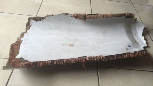 Мозамбикаас олдсон хэлтэрхий “МН370”-ийнх гэв