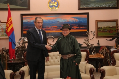 Ерөнхийлөгч Лавровыг гэртээ урьж, хөөрөг зөрүүлэв
