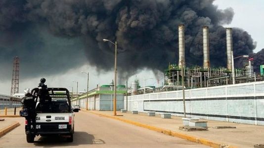 Нефтийн үйлдвэр дэлбэрчээ
