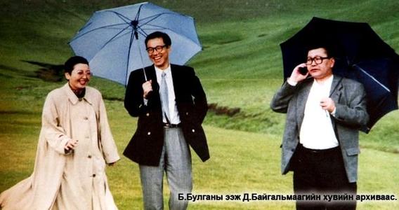 Шатраа л нүүж сууна даа