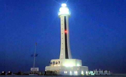 Маргаантай арал дээр цамхаг сүндэрлэв
