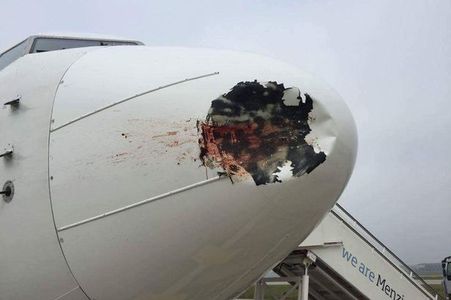 Зорчигч тээврийн онгоц дронтой мөргөлджээ