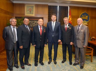 Ч.Сайханбилэг сансрын баатруудад хүндэтгэл үзүүллээ