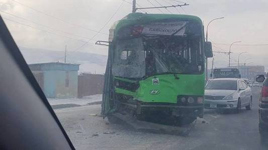Автобуснууд осол гаргаж 12 хүн гэмтжээ
