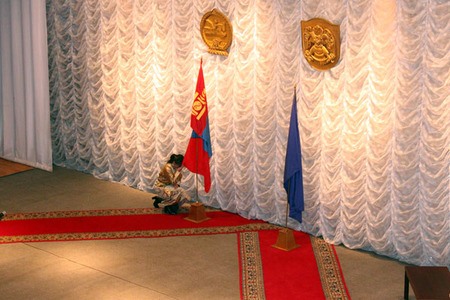 Төр, төрийн албан хаагчдаа дэмжинэ