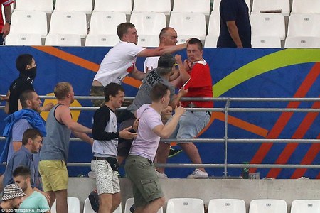 “Евро 2016”: Фанатууд зодолджээ
