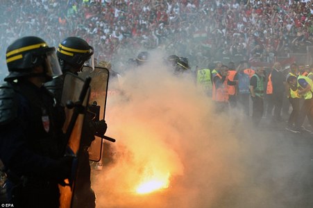 Евро 2016: Унгарын фанатууд үймээн дэгдээжээ