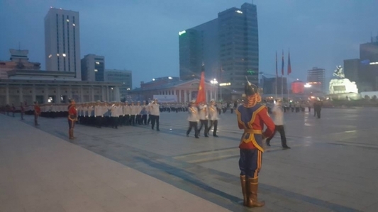 Шөнийн парад алхлаа