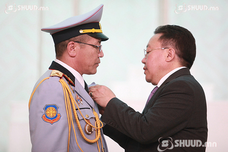 Төрийн дээд цол, одон, медалиар шагнав