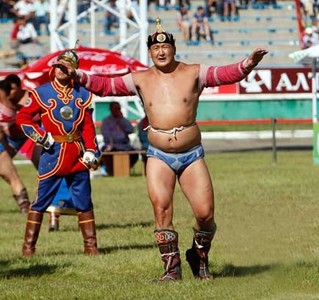 Дөрвийн даваа: Дархан аварга Г.Өсөхбаяр, арслан Р.Пүрэвдагва нар өвдөг шороодлоо
