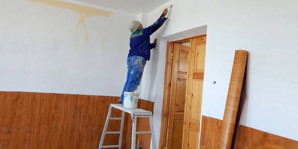 Сургууль, цэцэрлэгийн засварын ажилтай танилцаж байна