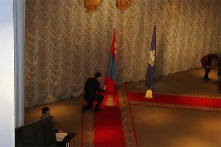 Хорин мянган төрийн албан хаагчийг цомхотгоно
