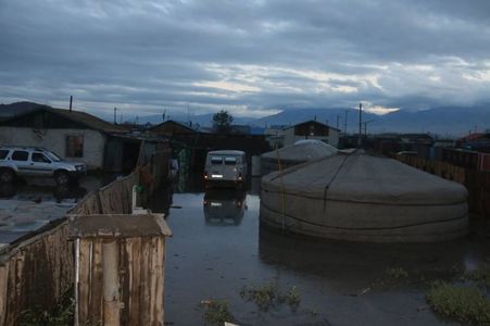 Улаангомд үер бууж, 500 орчим айл усанд автжээ