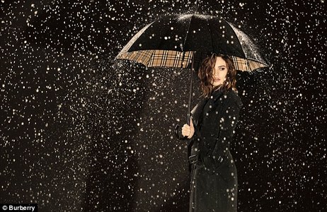 Үнсгэлжин “Burberry”-г сурталчилна