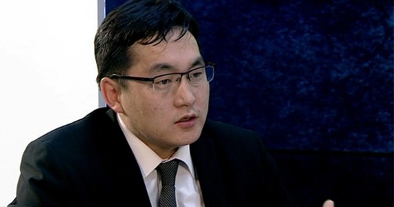Улс төр, уул уурхай биенээ татаж унагаад байна