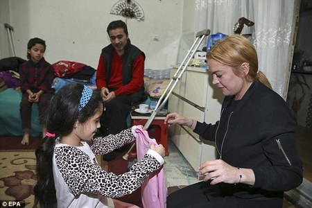 Лохан дүрвэгсэдтэй уулзаж, тусламж үзүүлжээ