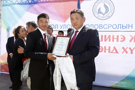 Д.Сумъяа, Д.Отгондалай нарт тэтгэлэг гардуулжээ