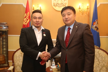 Мастер үсчинд хөдөлмөрийн хүндэт медаль гардууллаа