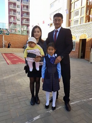 Д.Отгондалайгийн охин сургуульд орлоо