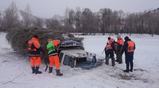 Сэлэнгэ мөрөнд цөмөрсөн автомашиныг татаж гаргалаа