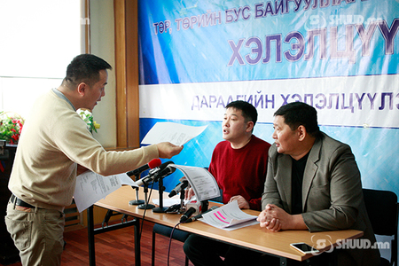 Сагсан бөмбөгийн холбоог шахаж, гадуурхаагүй