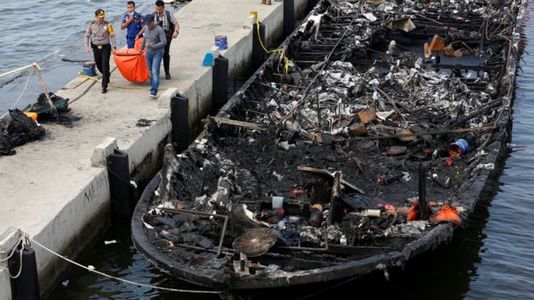 Усан онгоц дээр гал гарч, 23 хүн амиа алджээ