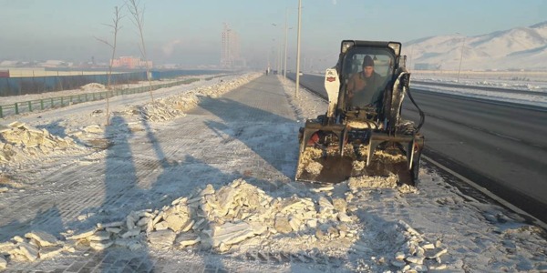 Наадамчдын замын цасыг цэвэрлэлээ