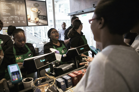 “Starbucks” компани 10 мянган дүрвэгчийг ажилд авна 