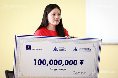 НӨАТ-ын сугалааны 100 саяын азтан батламжаа гардлаа