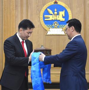 Ерөнхий сайд У.Хүрэлсүх тамгаа гардаж авлаа
