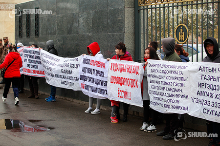 Худалдаа эрхлэгчид ажлын байраа нэхэж байна 
