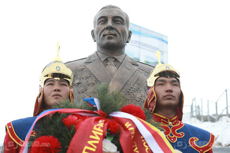 Исса Алескандрович Плиевийн хөшөөг байршууллаа