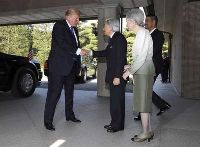 Трамп эзэн хааны өмнө бөхийсөнгүй