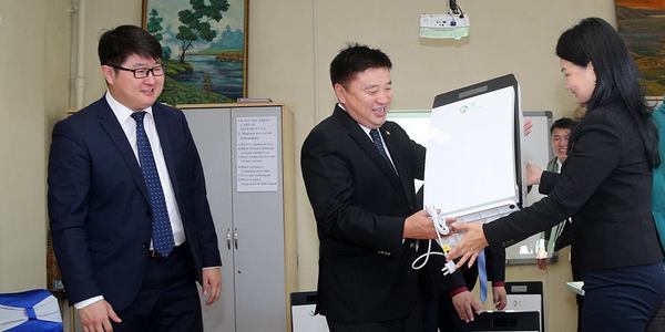 Сургууль, цэцэрлэгт агаар цэвэршүүлэгч гардуулав