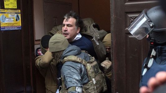 Дээвэр дээрээс үсрэхийг завдсан Саакашвилиг баривчилжээ