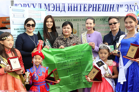 Уур амьсгалын өөрчлөлтийн эсрэг ”Ногоон торгон тууз” дээр БОАЖ-ын сайдын үүрэг гүйцэтгэгч Д.Оюунхорол хүн бүр 10 ширхэг мод тарих уриалга бичиж үлдээлээ
