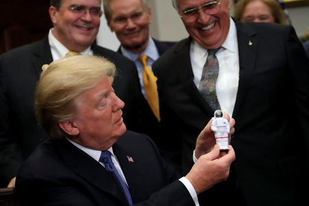 Трамп: АНУ дахин саран дээр газардаж, тугаа мандуулна