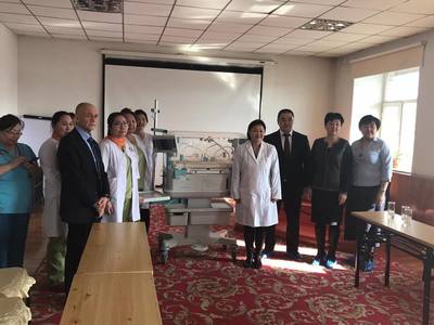 Хүүхдийн төв сувилалд инкубатор хүлээлгэн өглөө