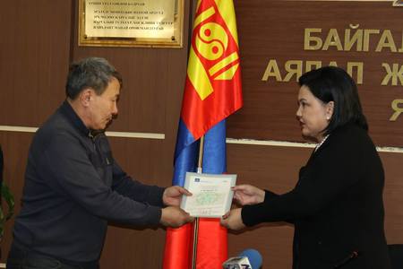 Зайсангийн уугуул 44 иргэнд газрын гэрчилгээ гардууллаа