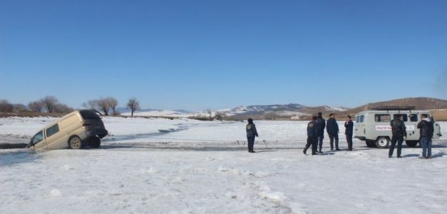 Орхон голын мөсөнд цөмөрсөн автомашиныг татаж гаргав