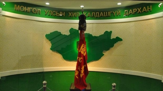 Хилийн тухай хуулийн эх хувийг гардуулна