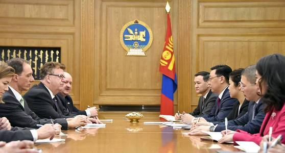 Эдийн засгаа сэргээхийн төлөө ажиллаж байна