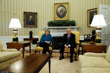 Трамп, Канцлерийг эвгүй байдалд оруулжээ